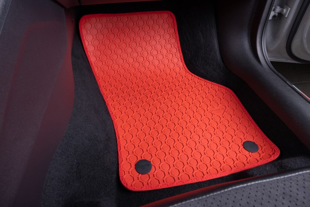 Czerwone dywaniki gumowe w samochodzie pasażer
